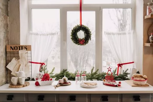 Ozdoby świąteczne na okno, drzwi i ścianę – udekoruj dom na Boże Narodzenie!