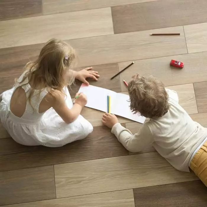 Jaka podłoga drewniana sprawdzi się w pokoju dziecka?