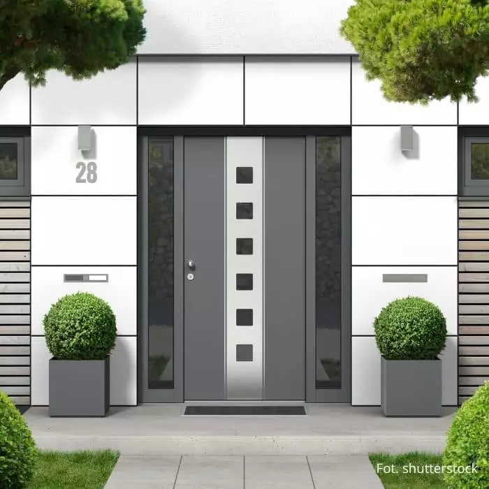 Drzwi z naświetlem – atrakcyjne wejście do Twojego domu