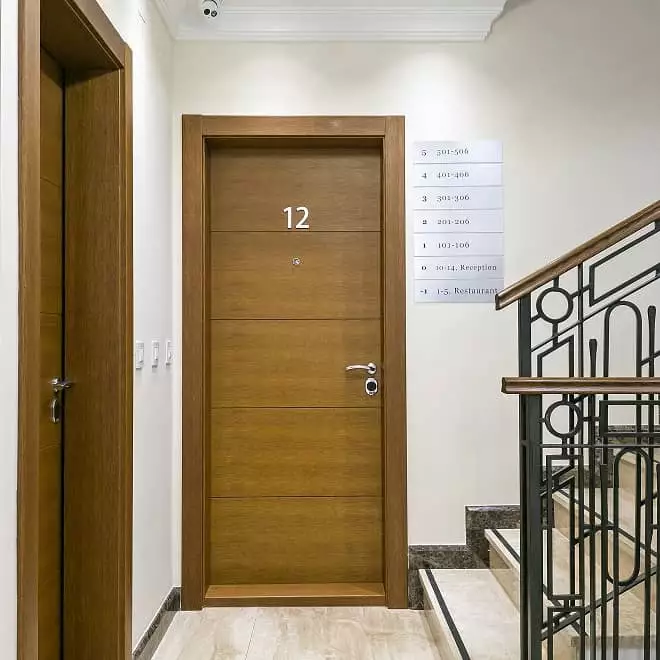 Jak wybrać drzwi wejściowe do mieszkania w bloku?