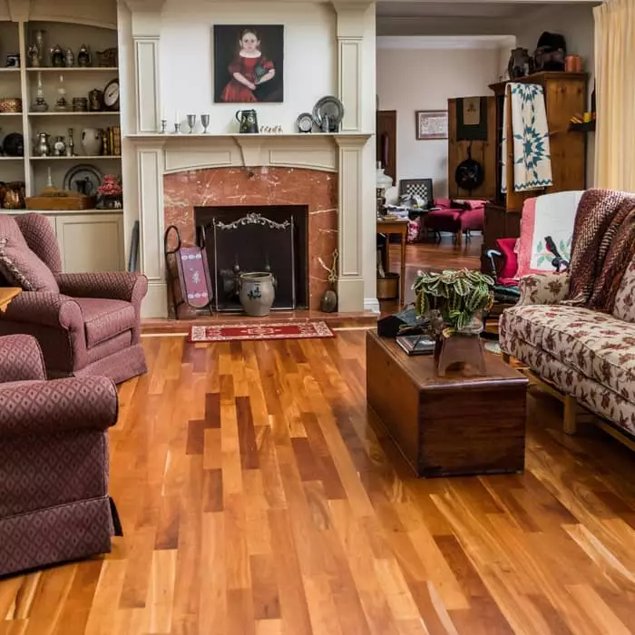 Salon w stylu kolonialnym – jak wykorzystać egzotyczne drewno w aranżacji wnętrza?