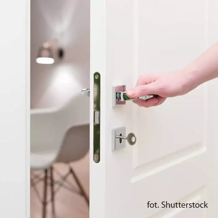 Skrzypiące drzwi w domu? Są na to sposoby!