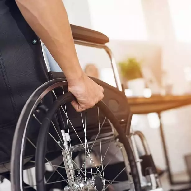 Jakie warunki techniczne powinny spełniać drzwi dla niepełnosprawnych?