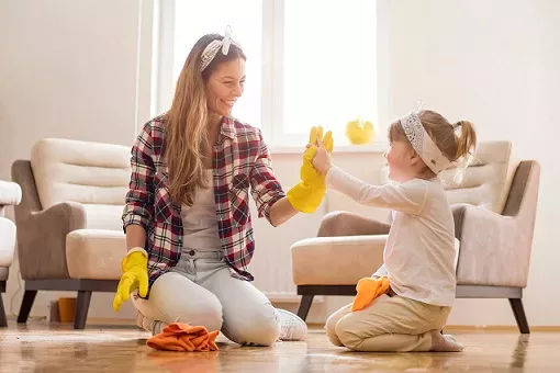 Uczulenie na kurz – mama z córką myją podłogę w mieszkaniu