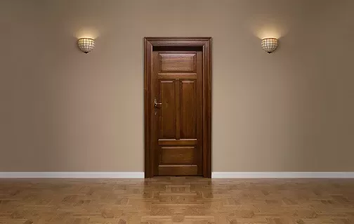 Jak dopasować drzwi do podłogi – ciemne drzwi drewniane i jasna podłoga